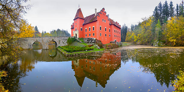 панорама замок червена льгота - europe bridge editorial eastern europe стоковые фото и изображения