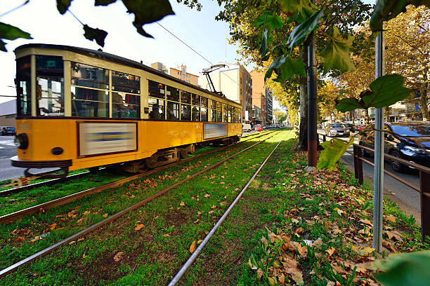 klasyczne stary tramwaj, mediolan, włochy - blurred motion street car green zdjęcia i obrazy z banku zdjęć