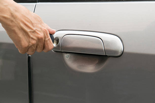 istock open car door with key 495983332