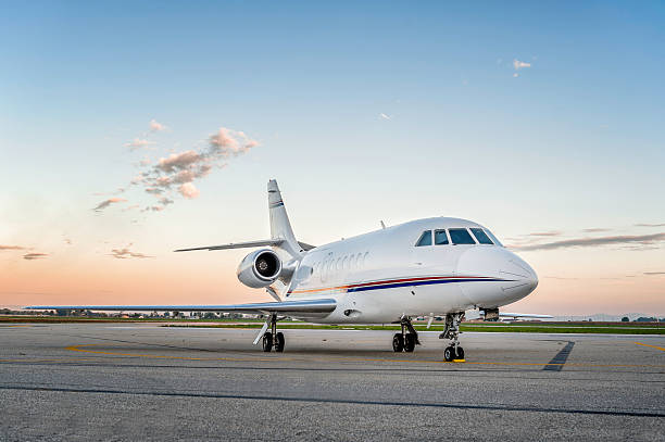 avión privado - jet corporativo fotografías e imágenes de stock