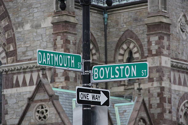 panneaux boston street - one way road sign sign street photos et images de collection