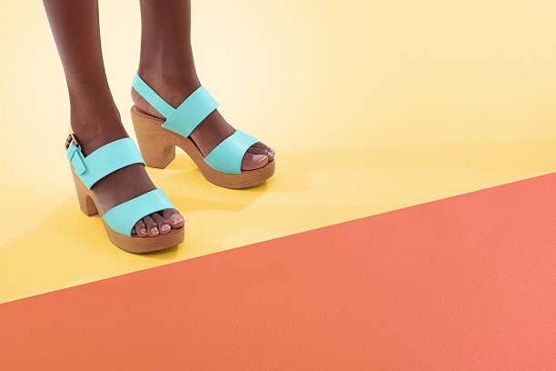 colorati e calzature - black heels foto e immagini stock
