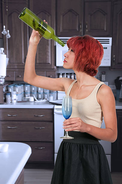 mulher com garrafa de vinho vazia - alcolholism imagens e fotografias de stock