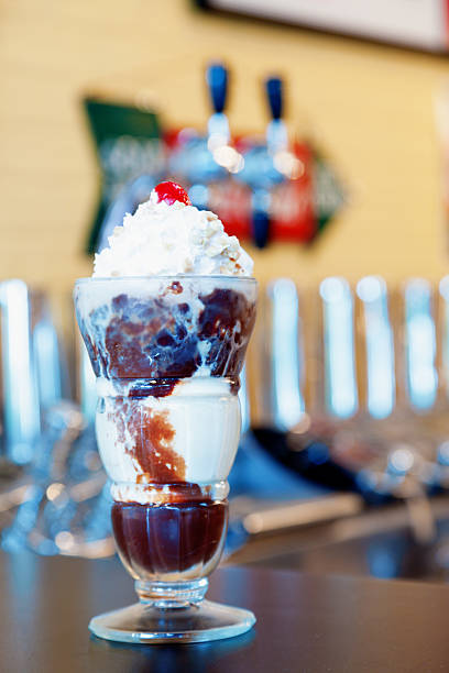 istock Hot fudge sundae 496032843