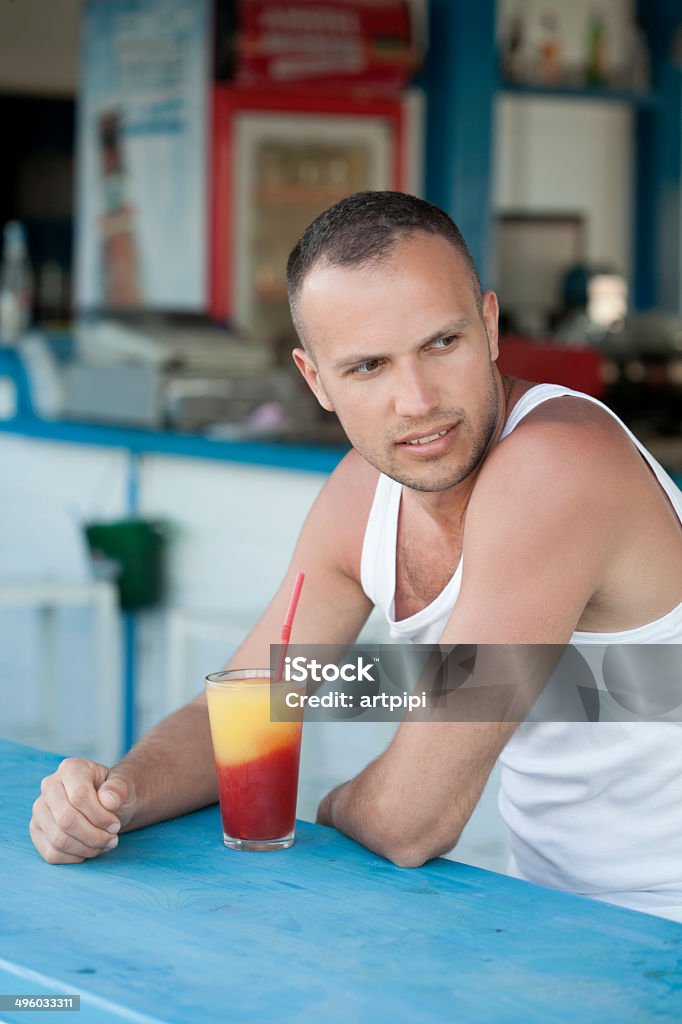 カクテルを飲む若い男性 - 1人のロイヤリティフリーストックフォト