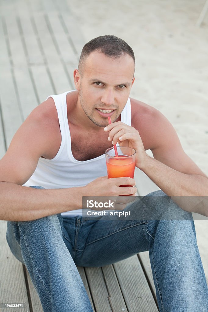 젊은 남자 술마시기 칵테일 - 로열티 프리 20-24세 스톡 사진
