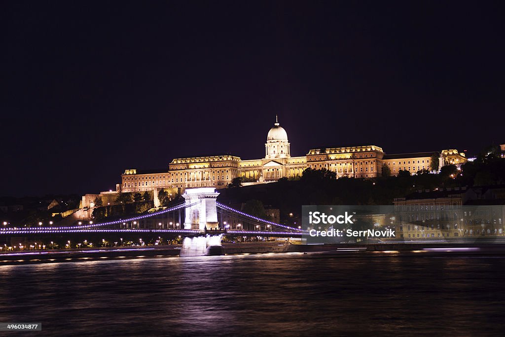 Castello di Budapest di notte con Ponte delle catene - Foto stock royalty-free di Acqua