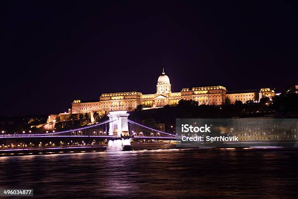 Castello Di Budapest Di Notte Con Ponte Delle Catene - Fotografie stock e altre immagini di Acqua