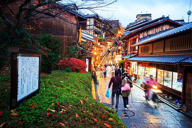 徒歩で観光客は、通りの向こうに清水寺 - 京都市 ストックフォトと画像