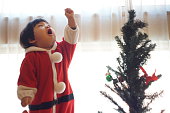 日本の赤ちゃん女の子は、クリスマスツリーのトリム