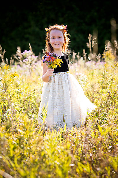 retrato de uma menina no parque - little girls autumn child red hair - fotografias e filmes do acervo