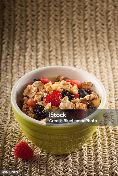 Tigela De Cereal Com Frutas E Bagas De Pão Ázimo - Fotografias de stock e mais imagens de Alimentação Saudável - Alimentação Saudável, Amêndoa, Branco