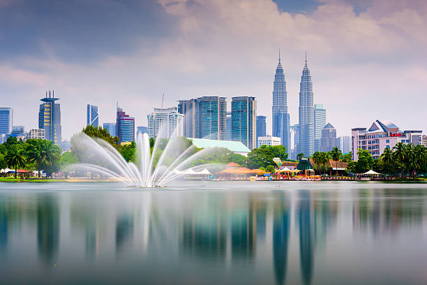 park und die skyline von kuala lumpur - lumpur stock-fotos und bilder