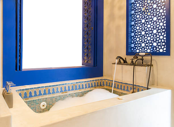 Pietra marocchino Vintage blu una finestra con vasca idromassaggio Jacuzzi - foto stock