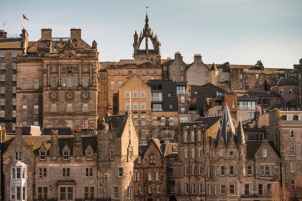 vista de los edificios de la ciudad de edimburgo - edinburgh fotografías e imágenes de stock