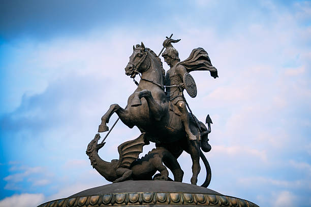 denkmal für george auf manezh-platz in moskau, russland - st george stock-fotos und bilder