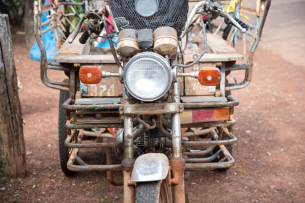 трёхколёсный велосипед в таиланде винтажный автомобиль. - bangkok thailand asia water taxi стоковые фото и изображения