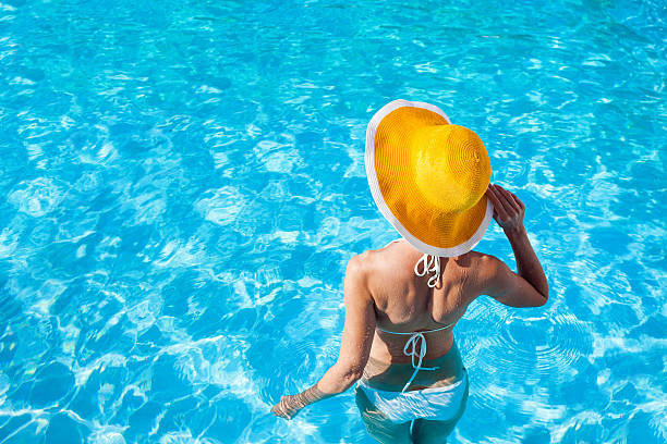 femme dans une piscine - buttocks sensuality swimming pool bikini photos et images de collection