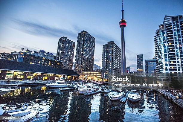 Waterfront Und Dem Cn Tower Toronto Stockfoto und mehr Bilder von Toronto - Toronto, 2015, Abenddämmerung