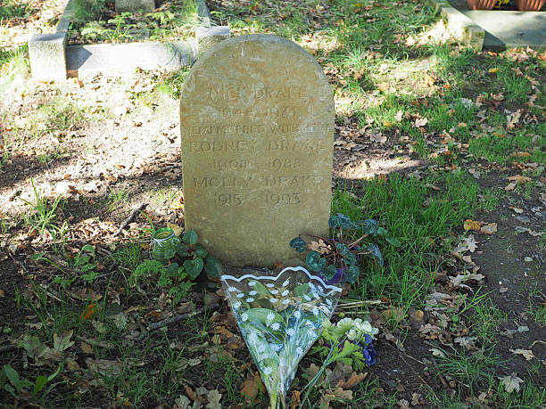ニック・ドレイクの墓で tanworth アーデン - arden ストックフォトと画像