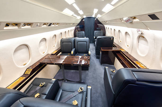 firmy jet wnętrze - vehicle interior corporate jet jet private airplane zdjęcia i obrazy z banku zdjęć