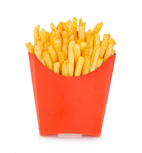 patate fritte in una scatola di cartone rosso isolato. fast food. - patatine foto e immagini stock