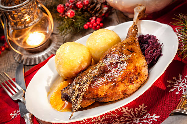oca natalizia - goose roasted goose meat spit roasted foto e immagini stock