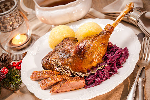 oca natalizia - goose roasted goose meat spit roasted foto e immagini stock