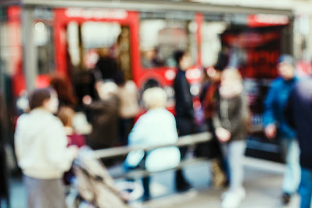 persone alla fermata dell'autobus, soft focus - school bus defocused education bus foto e immagini stock