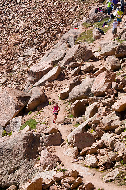 パイクスピークマラソンと少し - colorado rockies ストックフォトと画像