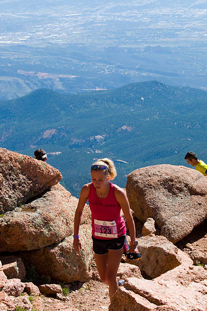 パイクスピークマラソンと少し - colorado rockies ストックフォトと画像