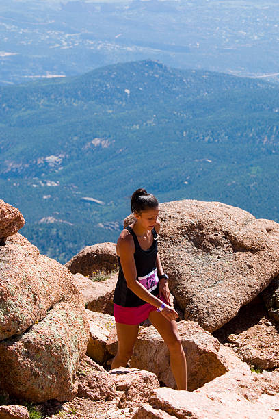 パイクスピークマラソンと少し - colorado rockies ストックフォトと画像