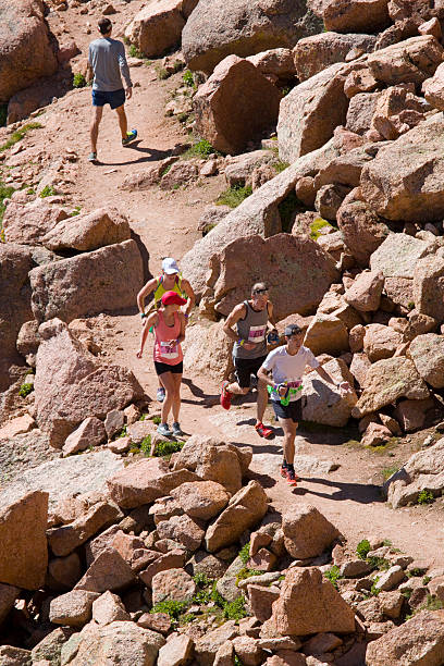 パイクスピークマラソンと少し - colorado rockies ストックフォトと画像