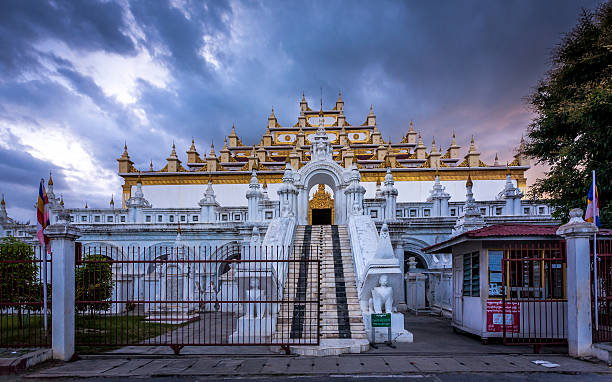 templo atumashi, mandalay de myanmar - shwenandaw fotografías e imágenes de stock