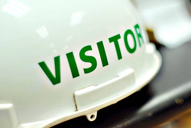 capacete para visitantes - protective workwear hat violence construction - fotografias e filmes do acervo