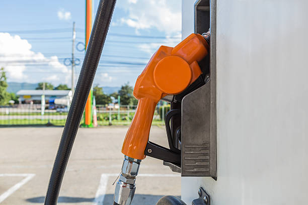 heizöl spender auf benzin filling station. - fillup stock-fotos und bilder
