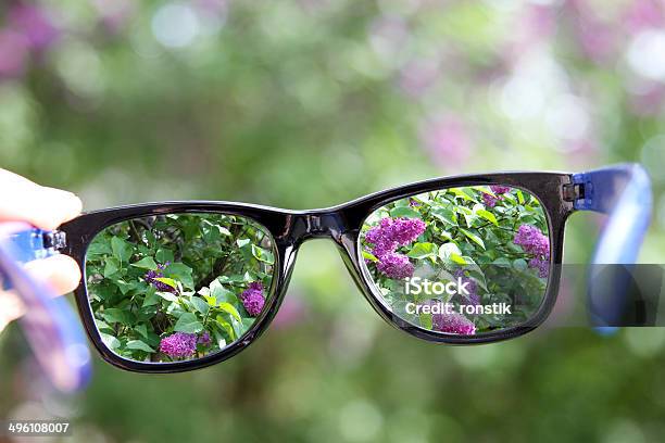 Eyeglasses In Der Hand Über Verschwommenes Hintergrund Stockfoto und mehr Bilder von Brille