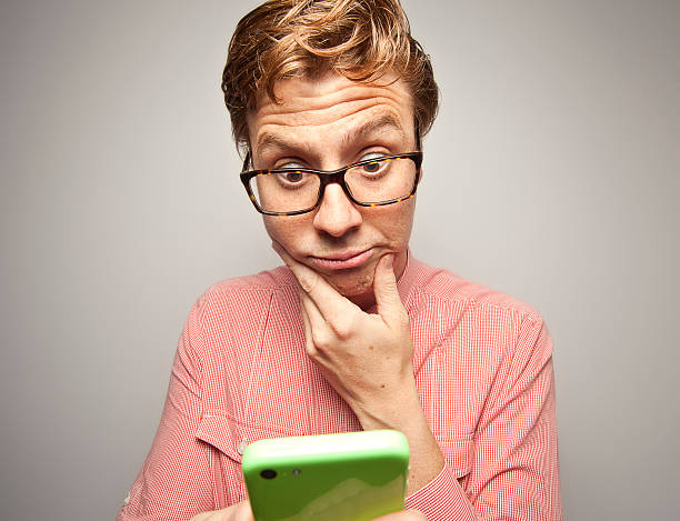 nerd con teléfono inteligente - bizarre nerd humor telephone fotografías e imágenes de stock