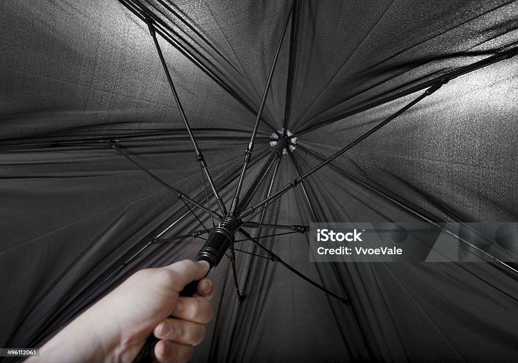 Рука о�ткрывает большой черный зонт - Стоковые фото Большой роялти-фри