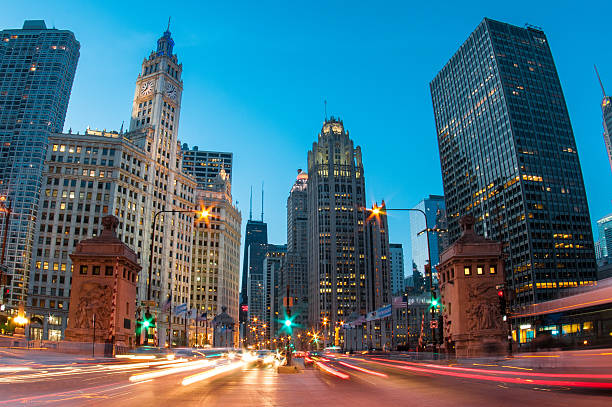 abend auf michigan avenue - michigan avenue stock-fotos und bilder