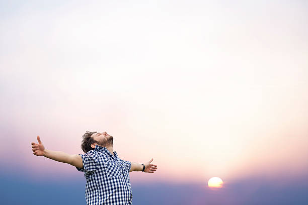 молодой человек с поднятые вверх руки - arms raised arms outstretched sky human arm стоковые фото и изображения