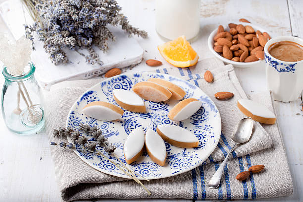 calissons d'aix-en-provence. tradycyjne francuskie provence cukierki. - glazed almond nut sugar zdjęcia i obrazy z banku zdjęć
