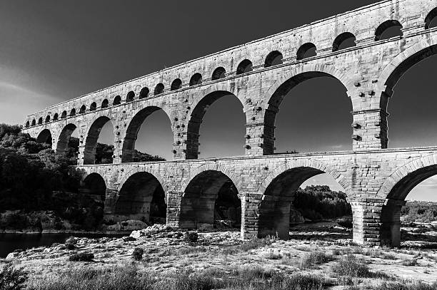 pont du gard, antiguo roman's bridge en provence, francia - aqueduct roman ancient rome pont du gard fotografías e imágenes de stock