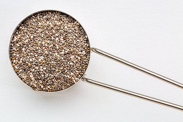 チアの種にメタルスクープリブ - tablespoon chia healthy eating seed ストックフォトと画像