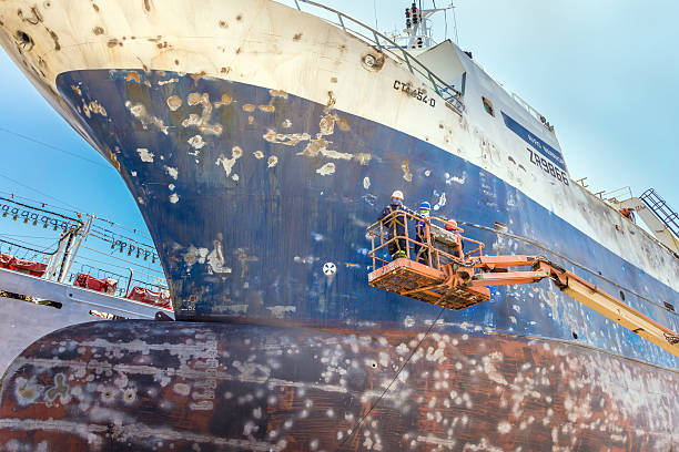 v & um beira-mar, mostrando navio ser reparada e pintados - industrial ship shipping painting repairing - fotografias e filmes do acervo