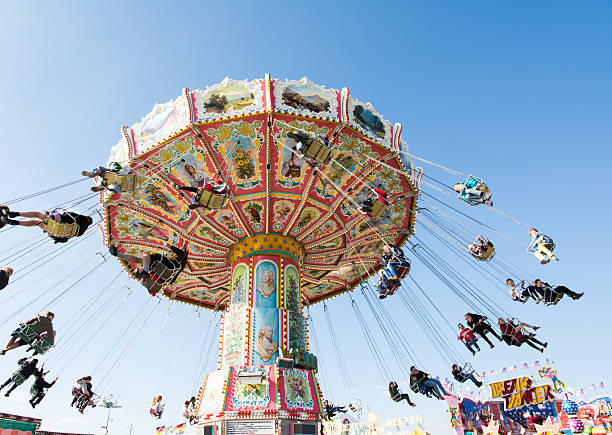 tradicional chairoplane no carnaval em munique - amusement park oktoberfest munich chain swing ride imagens e fotografias de stock