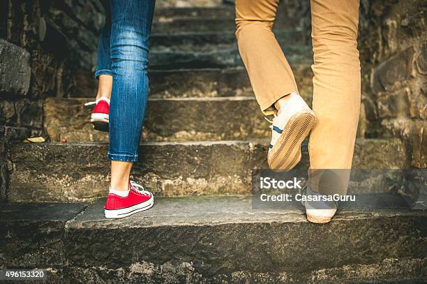 Paar Zu Fuß Nur Wenige Schritte Stockfoto und mehr Bilder von Treppe - Treppe, Rückansicht, Schuhwerk