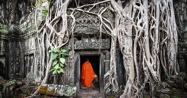 angkor wat monk.  ta promo style khmer ancien temple bouddhiste - cambodia photos et images de collection