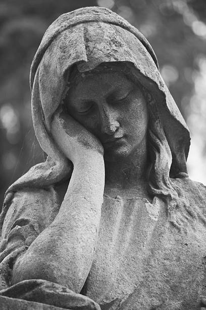 istock Statue Of Women On Tomb 496156588