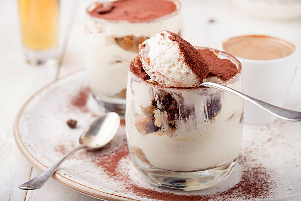 deser tiramisu w szklance. tradycyjnych włoskich. - tiramisu dessert italian culture spoon zdjęcia i obrazy z banku zdjęć